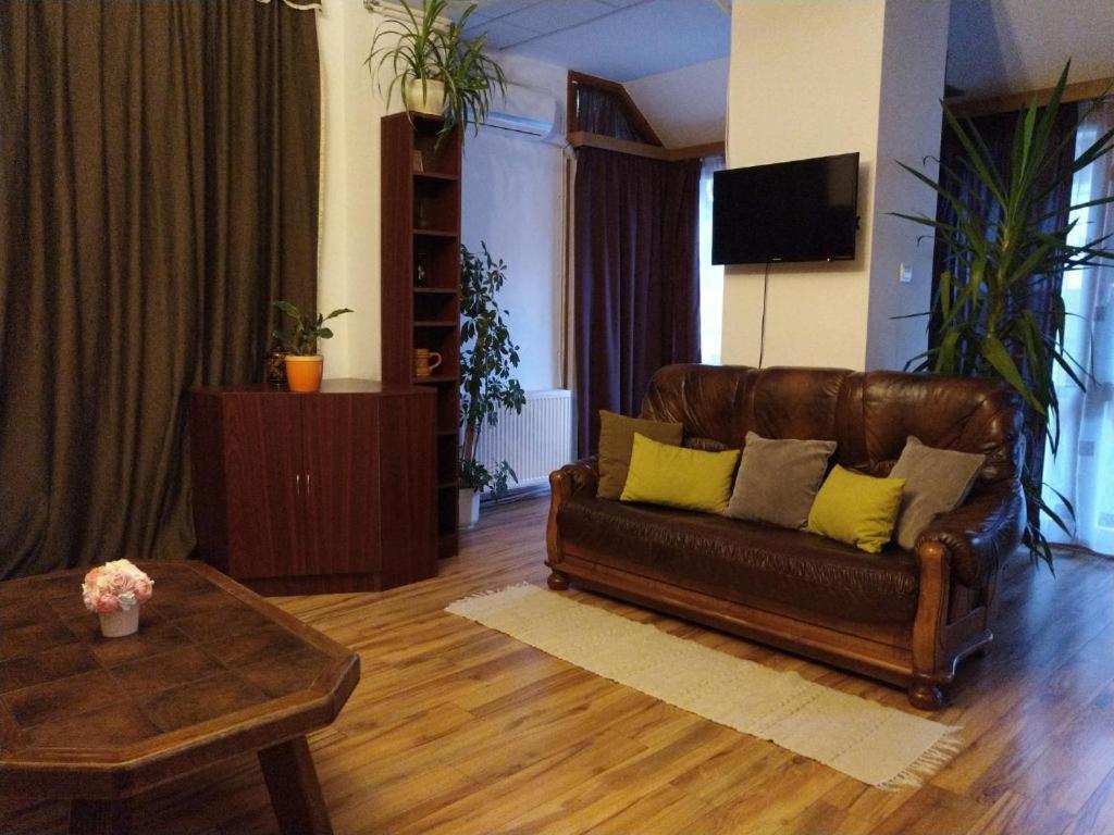 Erzsebet Vendeghaz Es Apartman Хайдусобосло Экстерьер фото