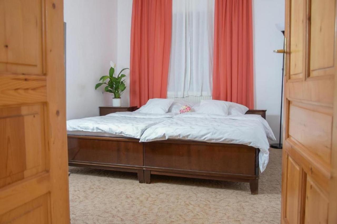 Erzsebet Vendeghaz Es Apartman Хайдусобосло Экстерьер фото